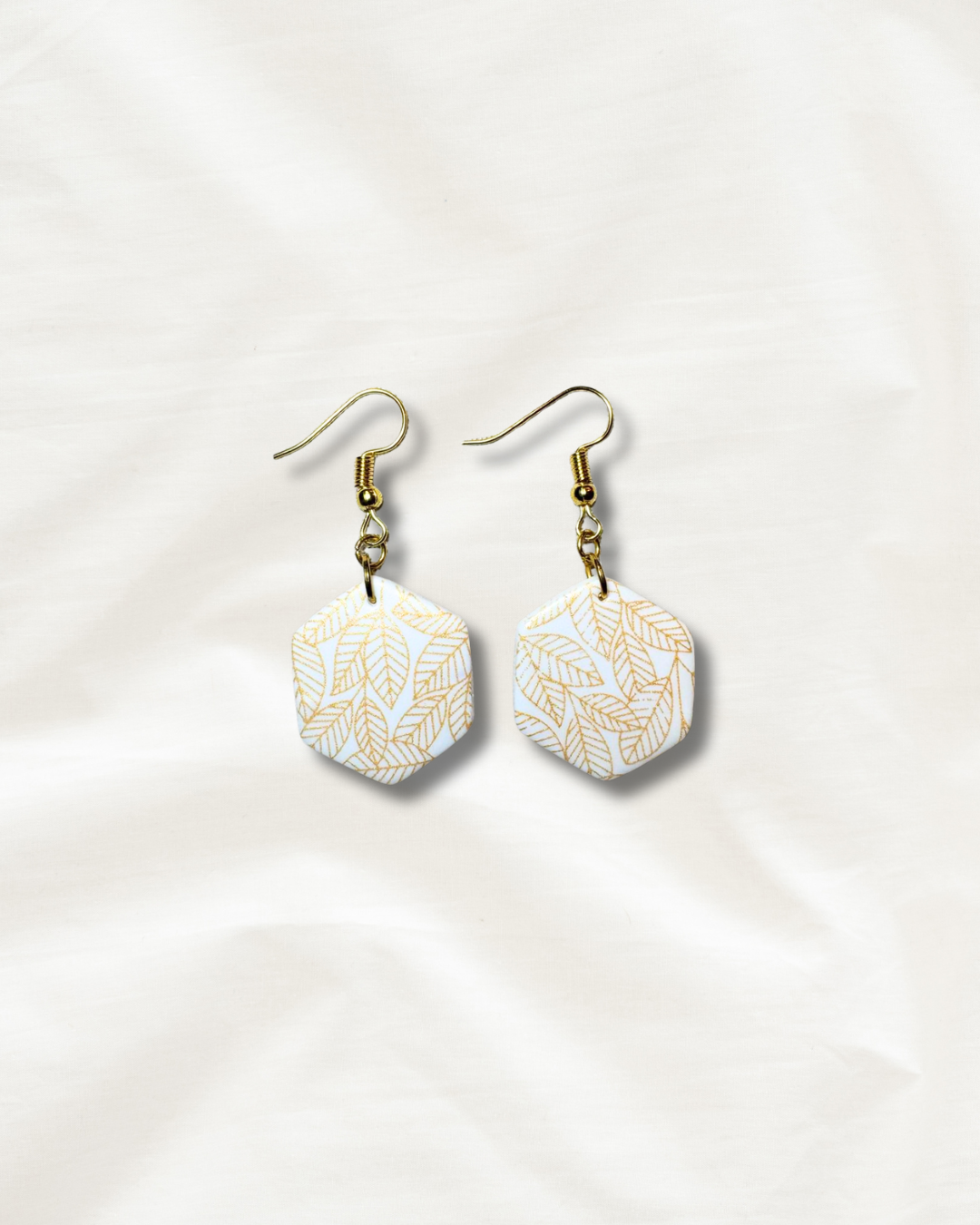 Boucles d'oreilles argile polymère blanche et motif feuille dorée
