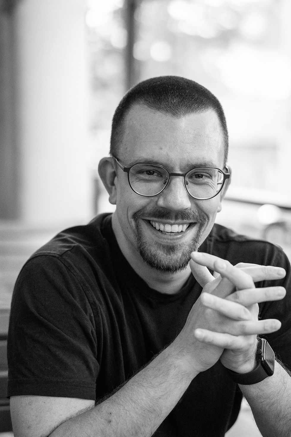 Schwarz-weißes Portrait von Andreas von haype. Er berät Unternehmen in Bonn zu Digitalisierung und Unternehmensentwicklung