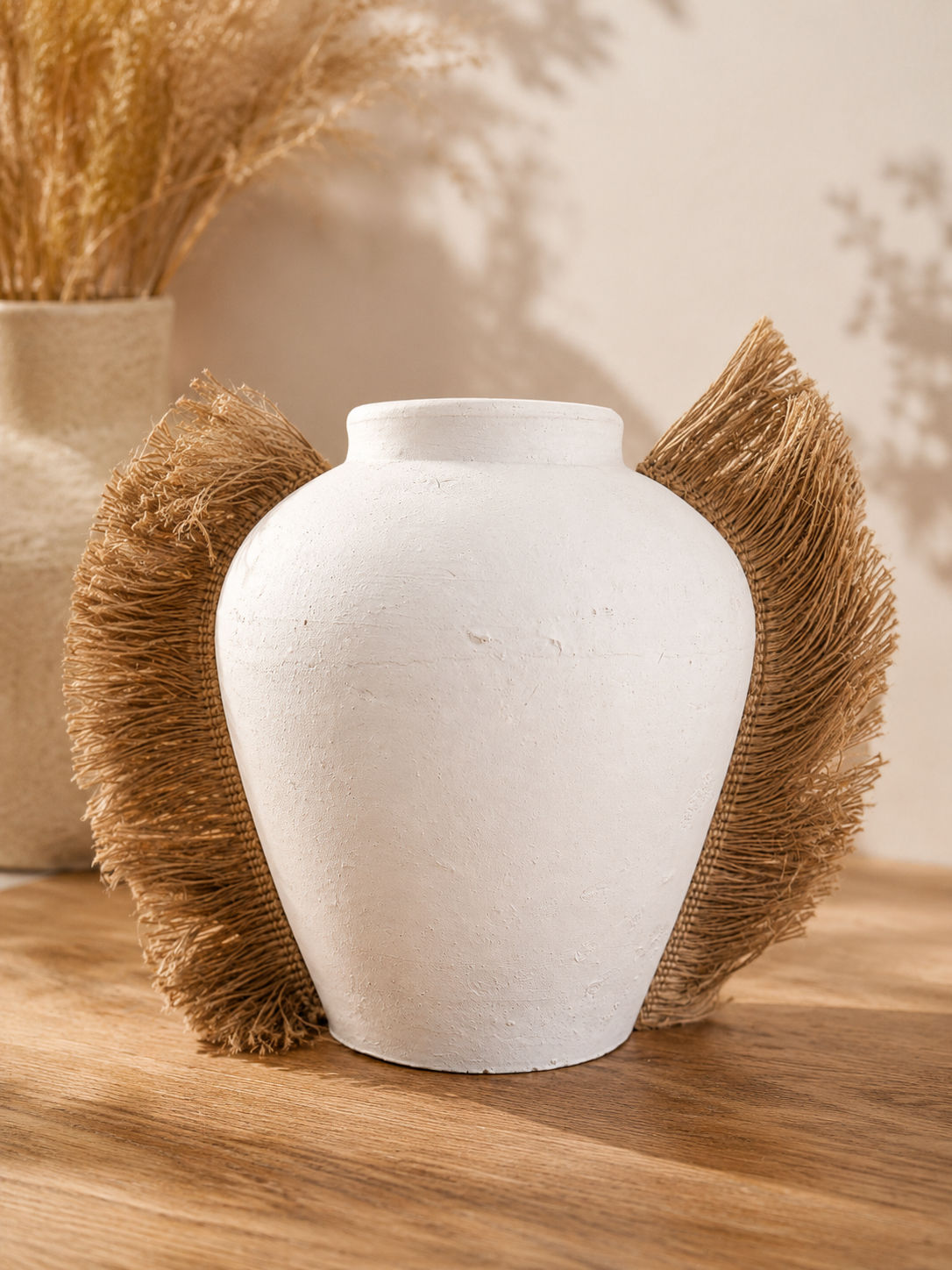 Vase décoratif blanc avec franges en raphia – Style bohème chic