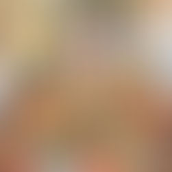 Un bambino sorpreso ed entusiasta mentre costruisce un set LEGO