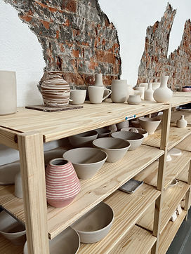 Estantería con piezas de cerámica