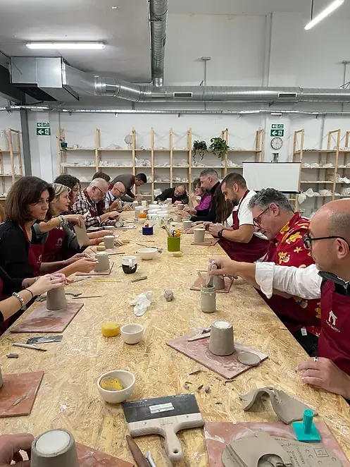 alumnos-clase-ceramica.webp