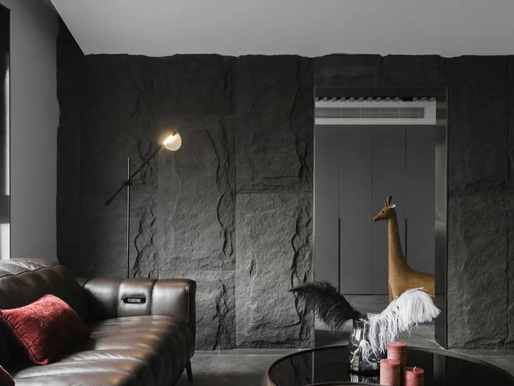 A method of discontinuous production process is adopted in production of the faux stone wall 