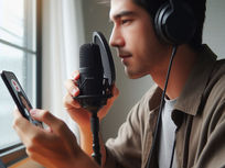 Foto de um cantor em frente ao microfone gravando pelo celular