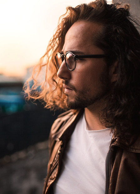 Porträt von Yasin Kamat mit Brille im Abendlicht