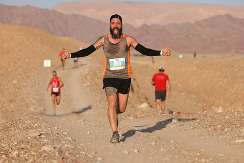 רץ במרתון המדברי בהרי אילת