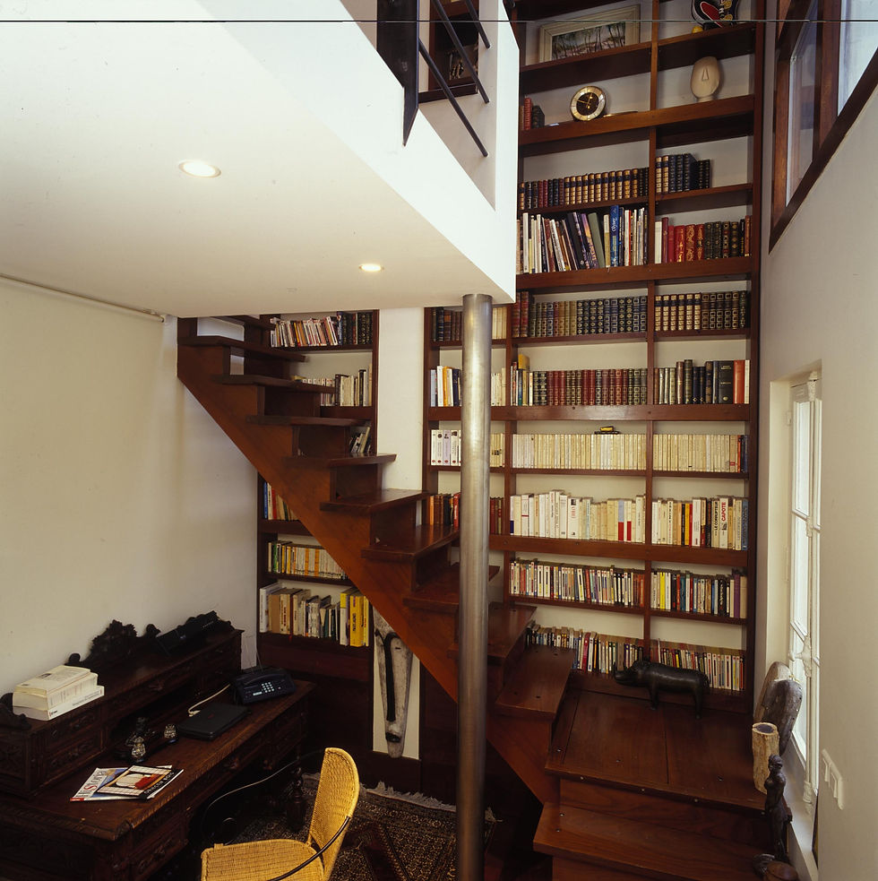 Bibliothèque sur deux niveaux