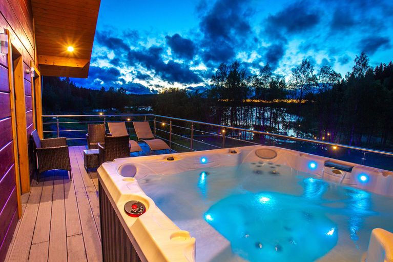 Spa extérieur, exemple d’équipement à transporter — service dans le secteur Beaconsfield, Montréal.