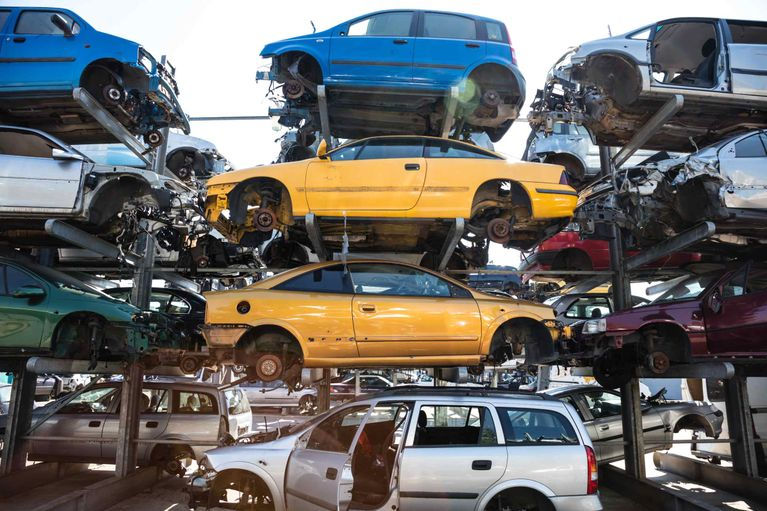 Automobiles démontées dans une installation de recyclage — service dans le secteur Saint-Michel, Montréal.