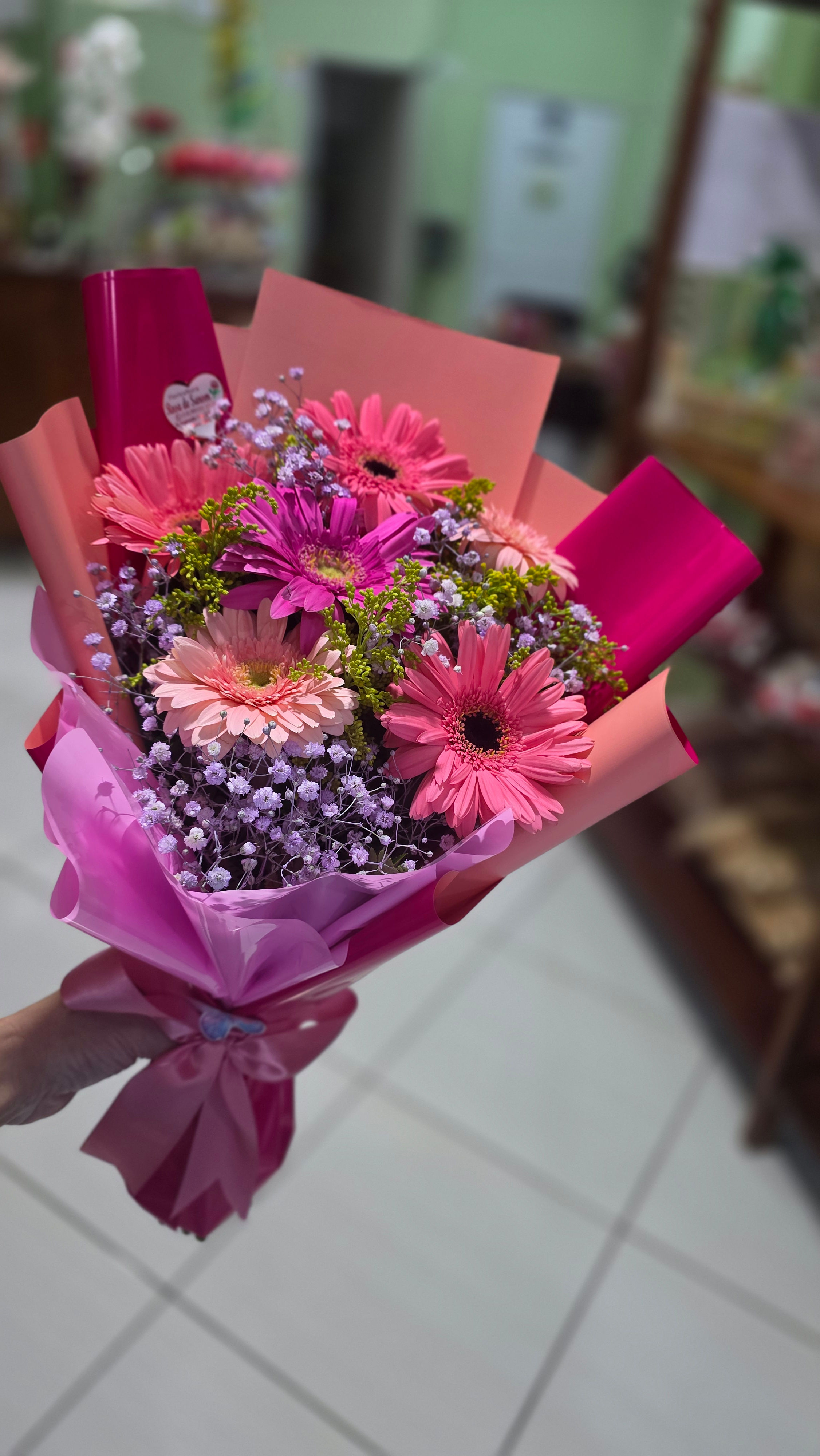 BUQUÊ LUXO COM 6 GERBERAS COM GIPSO LILÁS