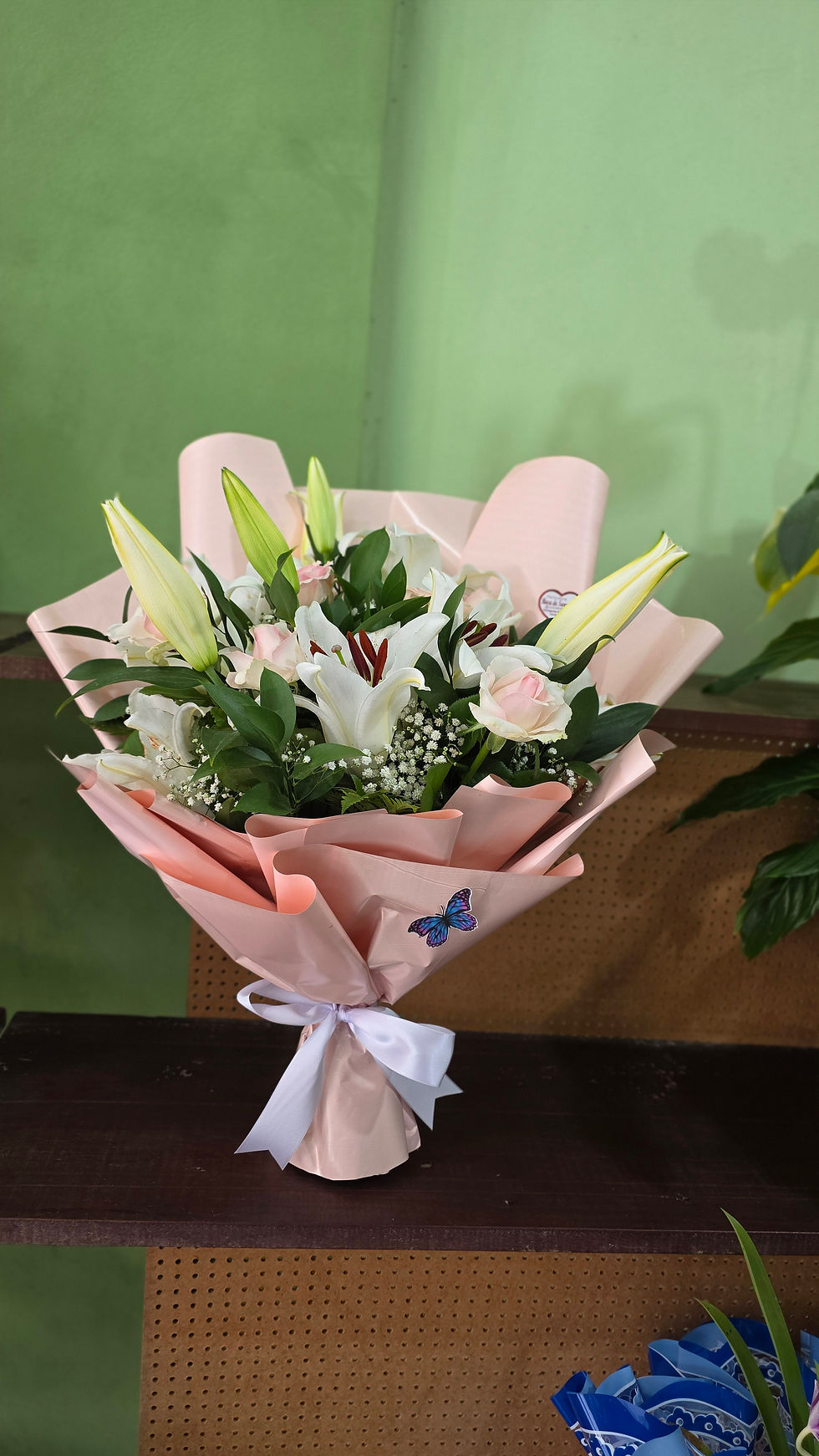 Miniatura: BUQUÊ LUXO COM 3 GALHOS DE LIRÍO BRANCO E 6 ROSA