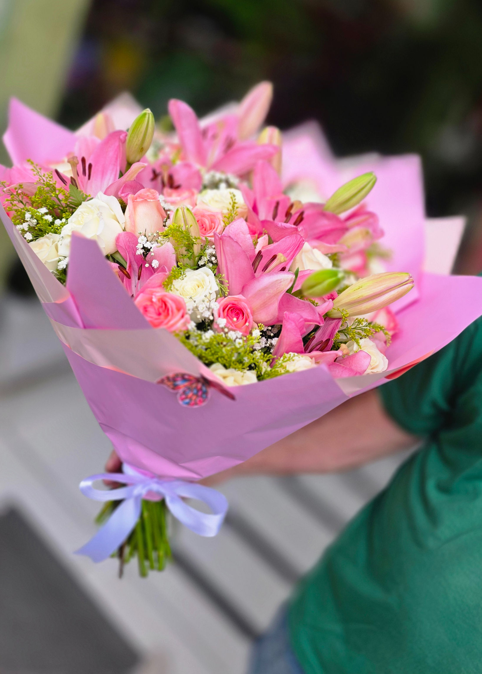 BUQUÊ LUXO COM LÍRIOS ROSA E ROSAS BRANCAS E ROSAS ROSAS