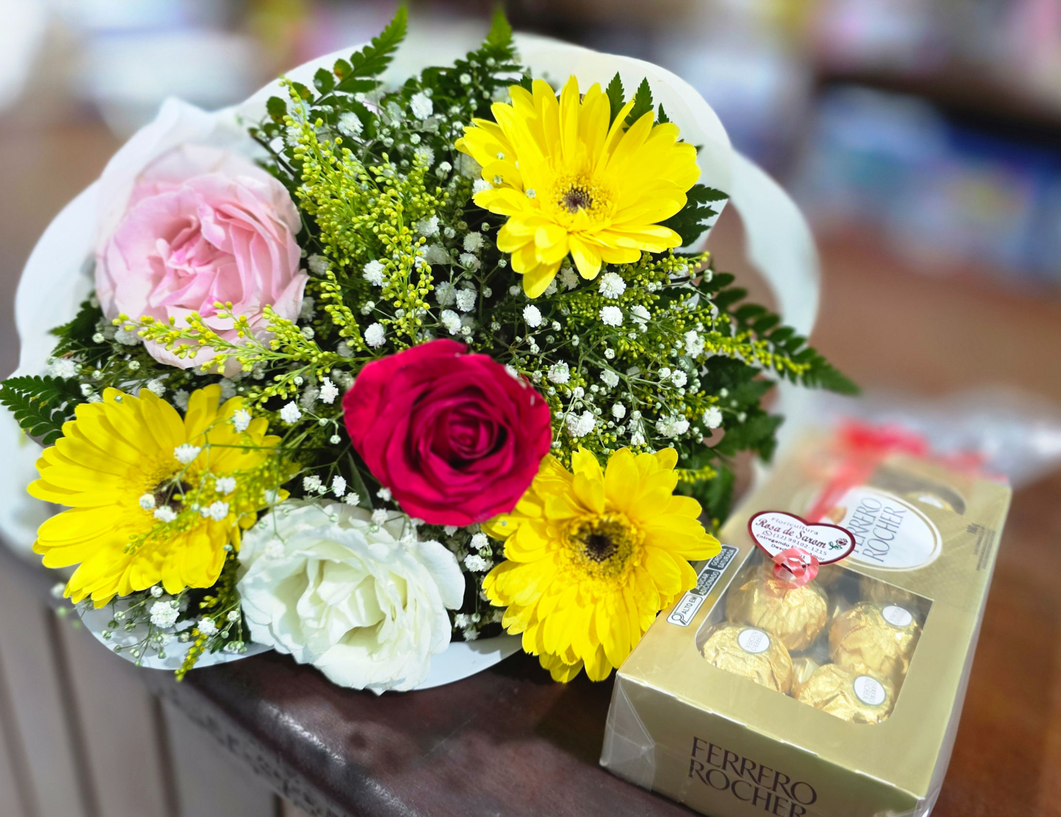 BUQUÊ COM 3 ROSAS E 3 GERBERAS COM FERRERO ROCHER COM 8