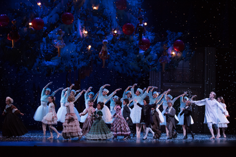 [中]《胡桃夾子》切換人物階級的新定位