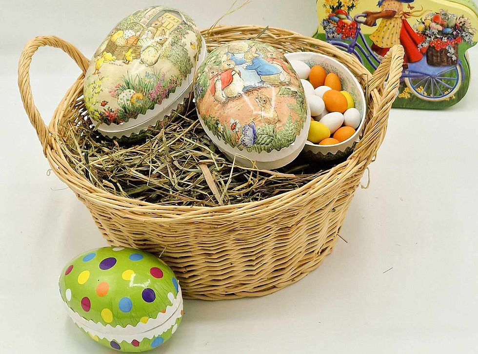 Zero Waste Ostereier zum Befüllen aus Pappe in einem Osterkörbchen. Die Fülleier sind mit nostalgischen Ostermotiven bedruckt und mit bunten Mandeleiern gefüllt.