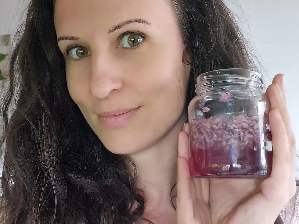 Stefanie Kießling mit lila Essig aus Schnittlauchblüten