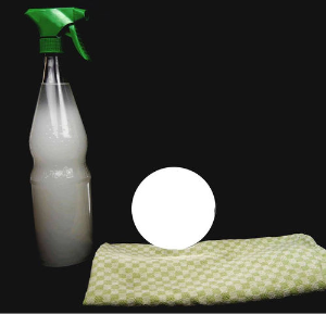 DIY Glasreiniger - Milchiger Fensterreiniger in einer upgecycelten Flasche. Danben liegen ein blinkender kleiner Handspiegel und ein grün-weiß kariertes Handtuch