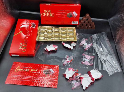 Mon Chérie Pralinen im Verhältnis zur Verpackung – Verpackungsmüll sichtbar gemacht. Mon Cherie Packung im Vergleich zu Pralinen. Geschätztes Verhältnis 8:1