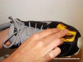 Bananenschalen zum Schuheputzen