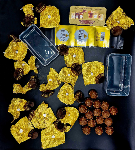 Ferrero Rocher Kugeln im Verhältnis zur Verpackung. ca 1:10