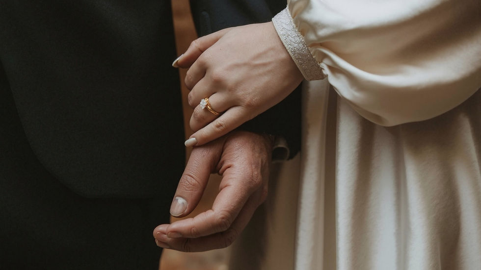 Manos de pareja — por qué siempre me pasa lo mismo con mis parejas