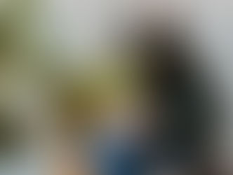 Mujer joven sentada estresada — síntomas sin causa médica