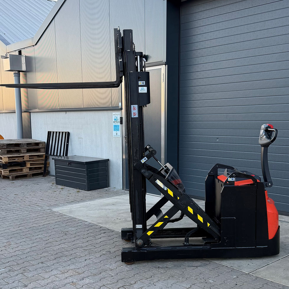 Thumbnail: BT Toyota SWE120XR Stapelaar met uitschuifmast (reach) 4,15M HH