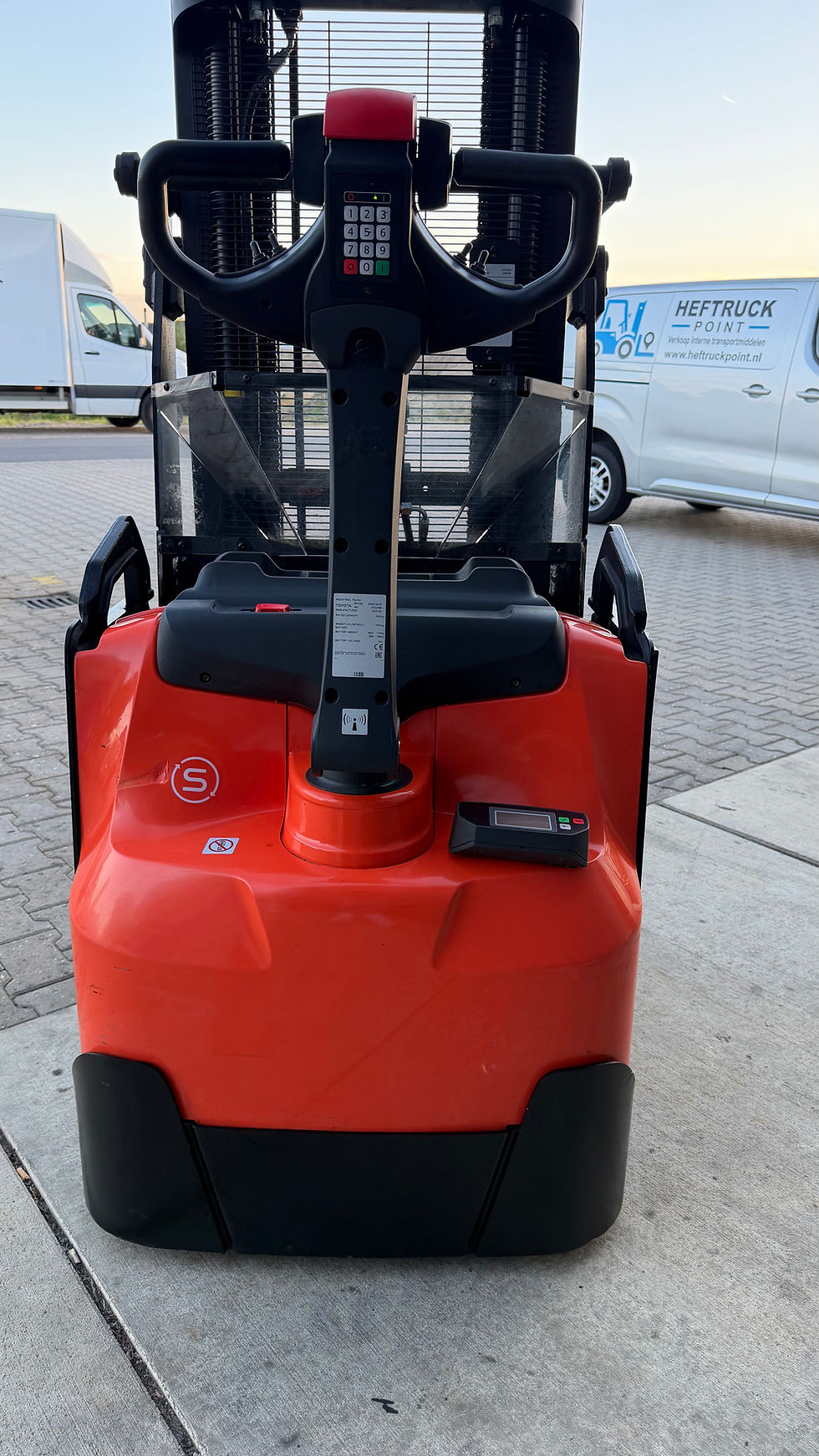 Thumbnail: BT Toyota SWE120XR Stapelaar met uitschuifmast (reach) 4,15M HH