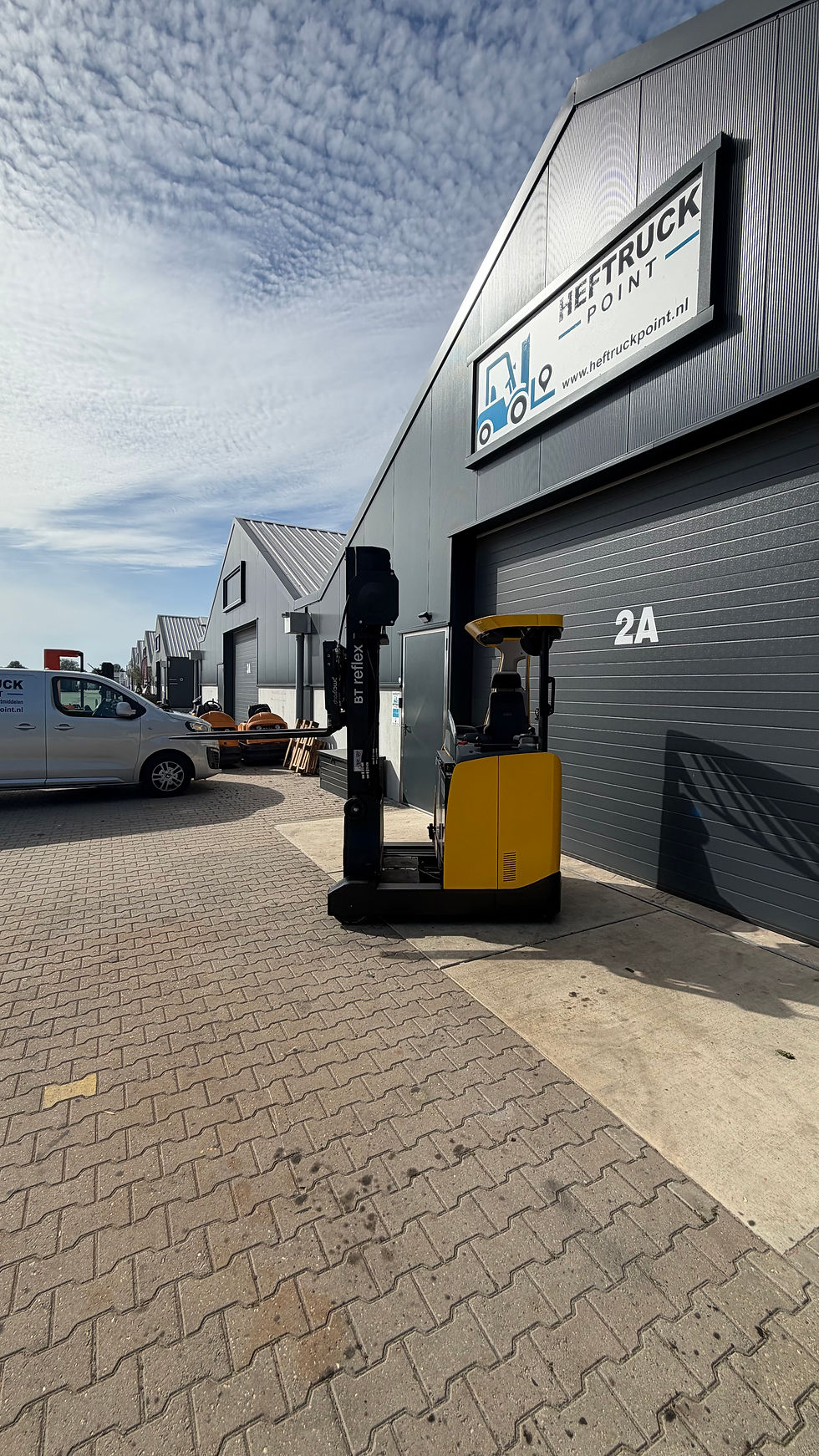 Thumbnail: Zij aanzicht RRE160 Toyota Reach Truck