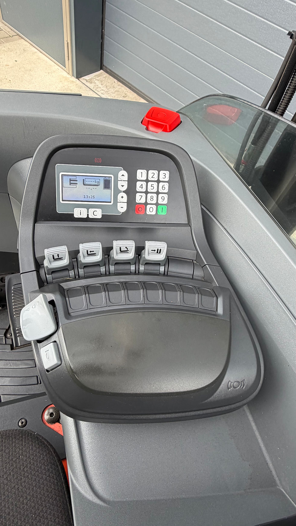 Thumbnail: BT Toyota RRE 140E 2015 570CM Hef Hoogte 3 mnd garantie