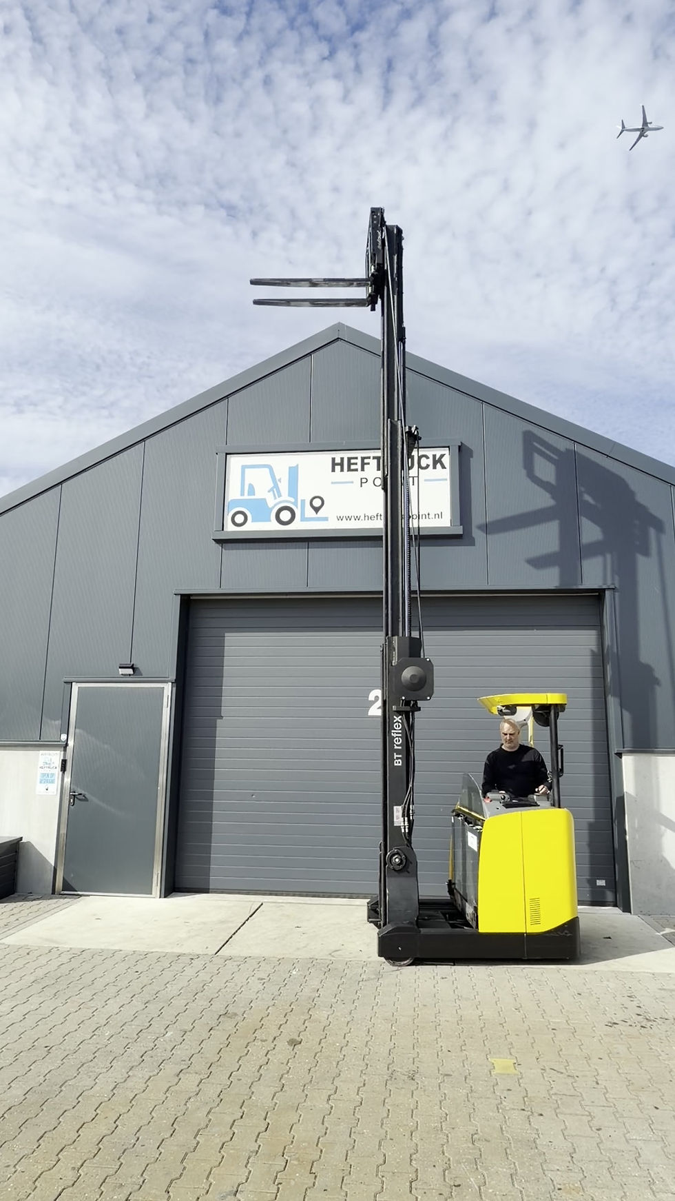 Thumbnail: Zij aanzicht RRE160 Toyota Reach Truck