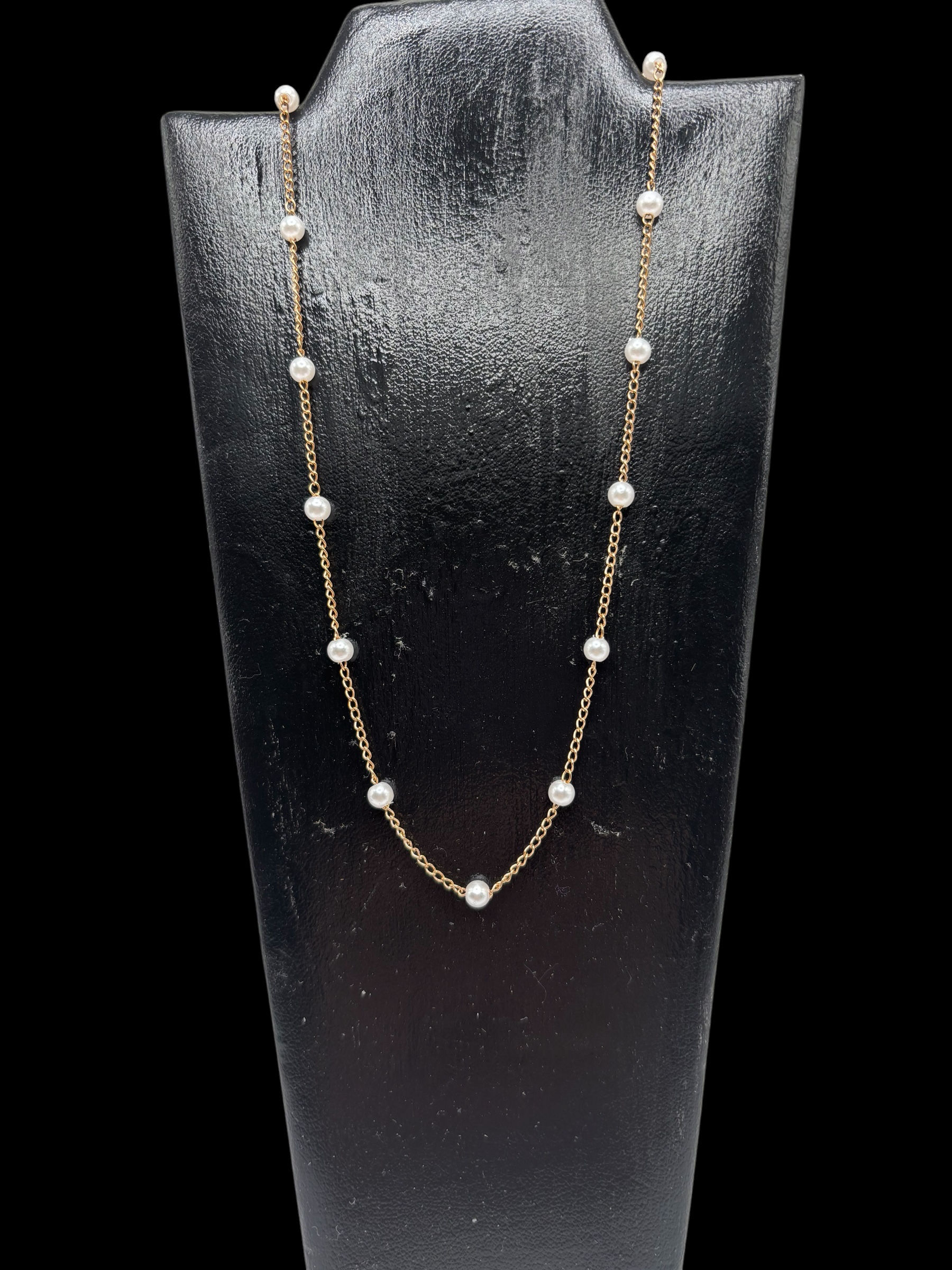 Pearl with goldtone chain
