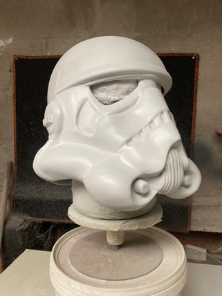 First layer of primer. Some seams are still slightly visible, one side of the helmet need to be sanded again. I also found some more tiny holes which need to be filled in (that mean more sanding)