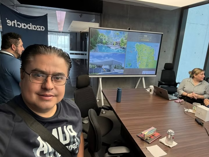 TravesíasMHHByFraveo en evento con Azabache