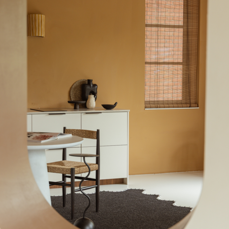 Studioruimte van Casa Momo met backdrop, daglicht en warme kleuren