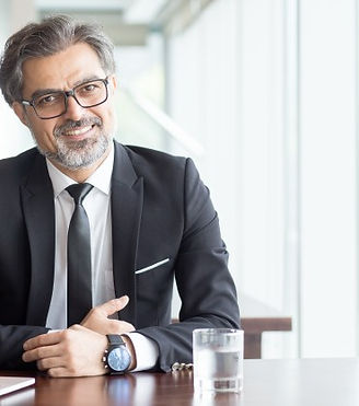 alegre-hombre-negocios-gafas-oficina_126