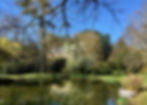 vue de l'étang de Hasenn avec des arbres, une barque et une maison dans le fond. Ciel bleu d'hivers.