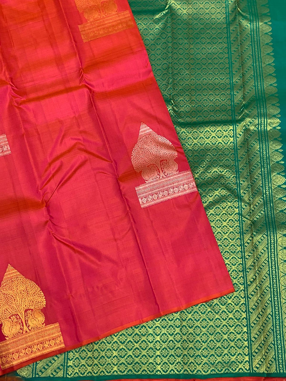 Thumbnail: Red & Green Kanchipuram Borderless Handloom Silk Saree
