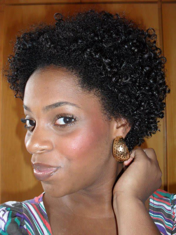 estou fazendo um selfie com os cabelos cacheados mais curto, na altura das orelhas