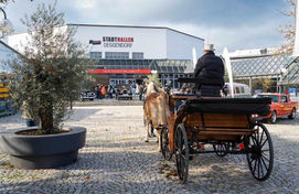 Pferdekutsche vor dem Gebäude der Stadthalle Deggendorf während der Hochzeitsscau