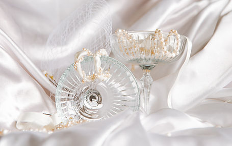 Bijoux de mariée en perles et or fin sur un fond de tissu