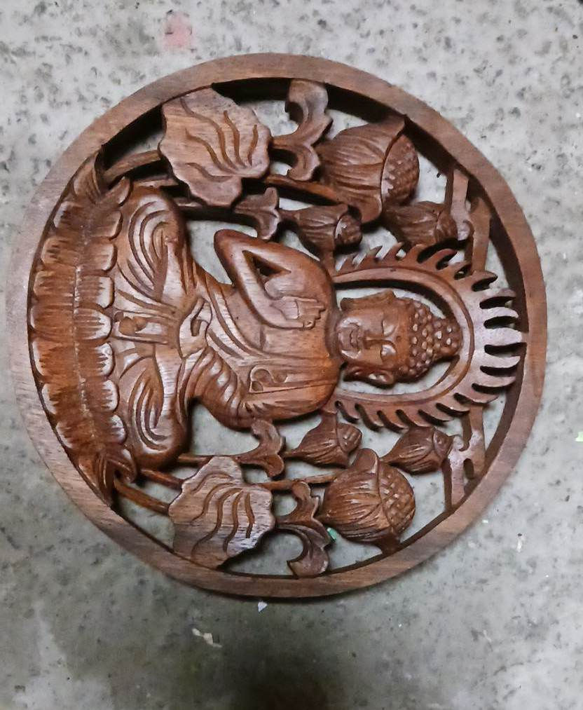 decoration artisanale en bois avec bouddha ou ganesh