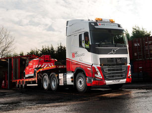 Ainscough Industrial Services continues to invest in its industry-leading fleet with the addition of a new Volvo FH13, presented by Neil Crook, Customer Solutions Manager – Preston.