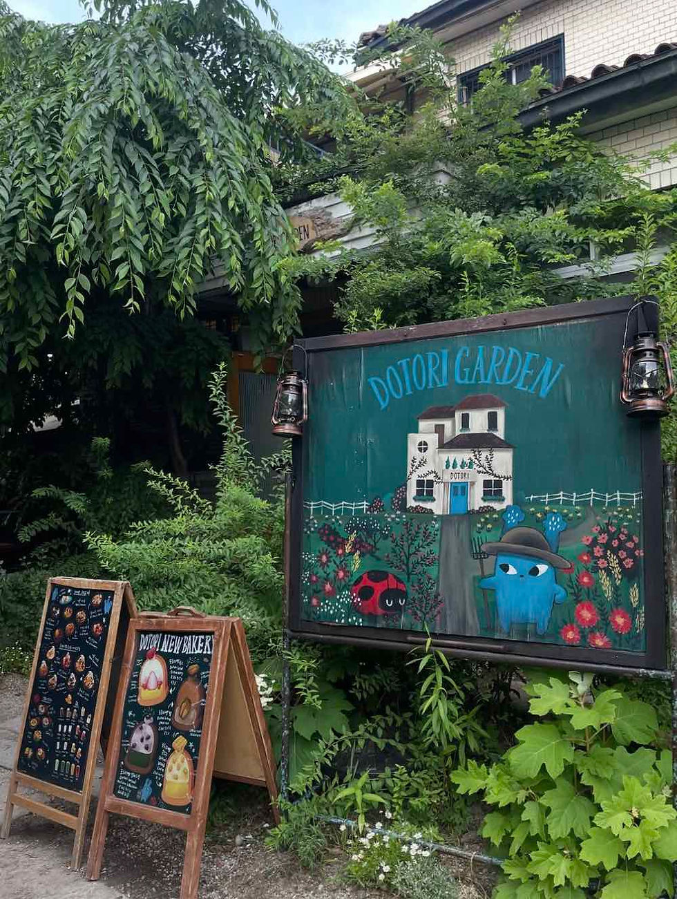 dori cafe in a garden