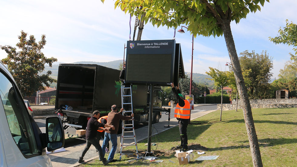 Installation du panneau lumineux © Mairie de Tallende