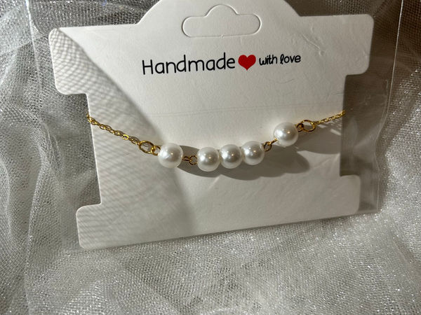Hand made Bracelet chaîne dorée et perles blanches
