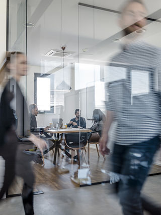 Collègues d’affaires marchant dans des couloirs de bureau
