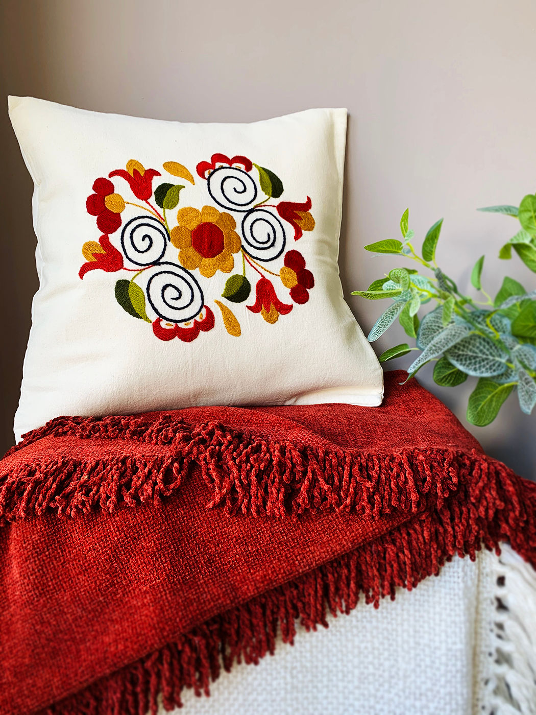 Funda de Cojín Bordada Flores color Ocre