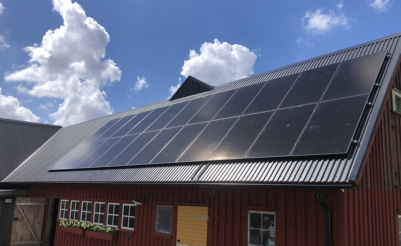 tjugotvå stycken solceller av Trina Solar 385w på lantbruks gårdstak