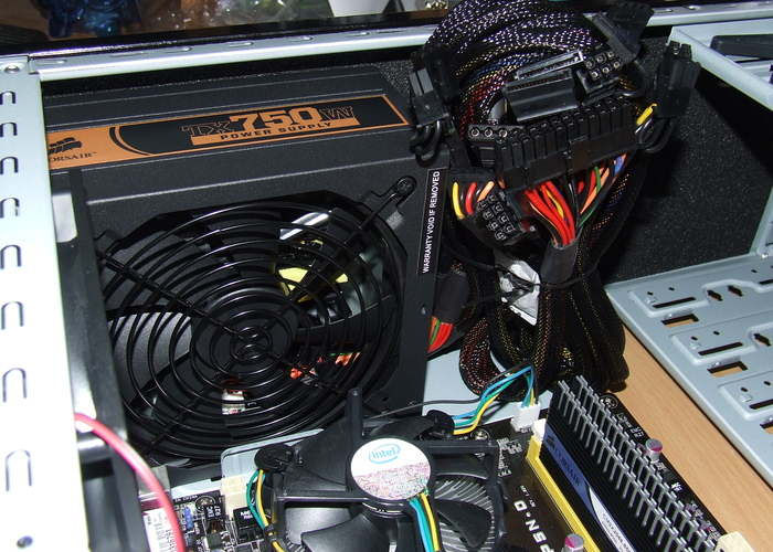 FUENTE ATX 750 WATTS INSTALADA